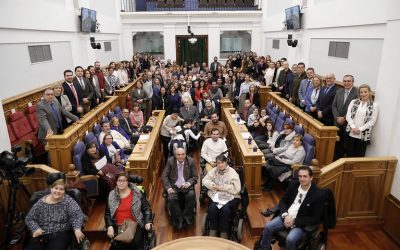 El Movimiento de la Discapacidad se une en sus reivindicaciones durante un Pleno extraordinario del Parlamento autonómico