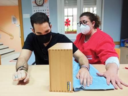 La Terapia en espejo es una de las técnicas que utilizan las terapeutas ocupacionales de ADACE CLM para mejorar la calidad de vida de las personas con daño cerebral sobrevenido de Castilla-La Mancha